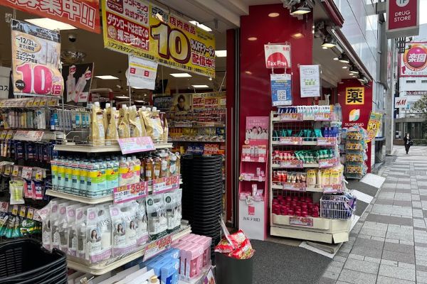 優惠產品會放置在地舖門外 東京池袋藥妝 池袋購物 池袋必逛藥妝