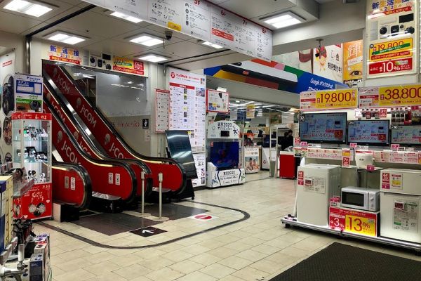 分多個層次，可依指示牌前往 Bic Drug整個店舖有 東京池袋藥妝 池袋購物 池袋必逛藥妝